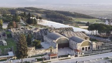 Hierapolis Antik Kenti ve Pamukkale Travertines 'in Hava Aracı Videosu, Denizli Türkiye
