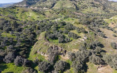 Türkiye 'nin Aydın kentindeki Mastaura Antik Kenti' nin insansız hava aracı görüntüsü, antik kalıntıların, iyi korunmuş Roma amfitiyatrosunun ve yukarıdan çevreleyen manzaranın görüntülerini sergiliyor..