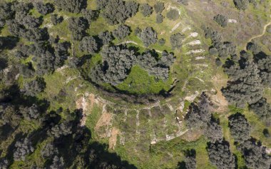 Türkiye 'nin Aydın kentindeki Mastaura Antik Kenti' nin insansız hava aracı görüntüsü, antik kalıntıların, iyi korunmuş Roma amfitiyatrosunun ve yukarıdan çevreleyen manzaranın görüntülerini sergiliyor..