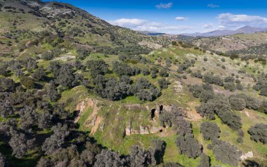 Türkiye 'nin Aydın kentindeki Mastaura Antik Kenti' nin insansız hava aracı görüntüsü, antik kalıntıların, iyi korunmuş Roma amfitiyatrosunun ve yukarıdan çevreleyen manzaranın görüntülerini sergiliyor..