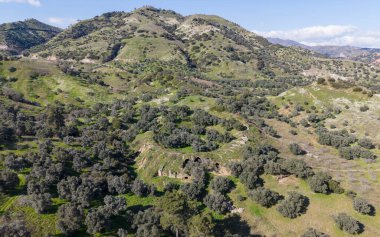 Türkiye 'nin Aydın kentindeki Mastaura Antik Kenti' nin insansız hava aracı görüntüsü, antik kalıntıların, iyi korunmuş Roma amfitiyatrosunun ve yukarıdan çevreleyen manzaranın görüntülerini sergiliyor..