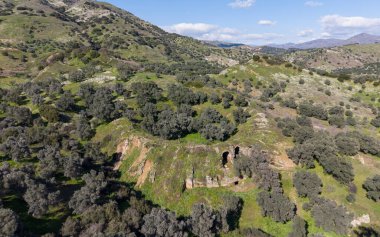 Türkiye 'nin Aydın kentindeki Mastaura Antik Kenti' nin insansız hava aracı görüntüsü, antik kalıntıların, iyi korunmuş Roma amfitiyatrosunun ve yukarıdan çevreleyen manzaranın görüntülerini sergiliyor..