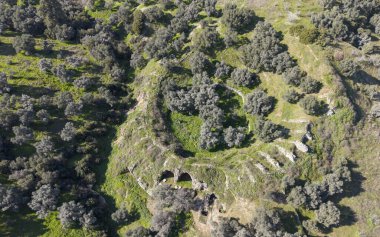 Türkiye 'nin Aydın kentindeki Mastaura Antik Kenti' nin insansız hava aracı görüntüsü, antik kalıntıların, iyi korunmuş Roma amfitiyatrosunun ve yukarıdan çevreleyen manzaranın görüntülerini sergiliyor..
