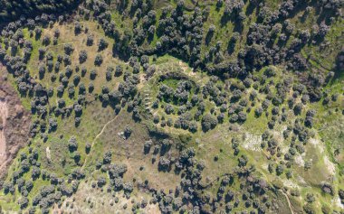 Türkiye 'nin Aydın kentindeki Mastaura Antik Kenti' nin insansız hava aracı görüntüsü, antik kalıntıların, iyi korunmuş Roma amfitiyatrosunun ve yukarıdan çevreleyen manzaranın görüntülerini sergiliyor..