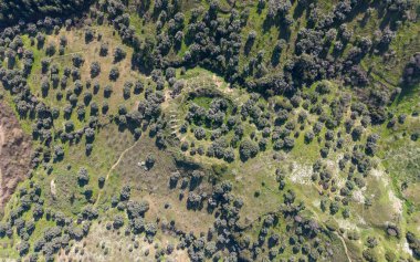 Türkiye 'nin Aydın kentindeki Mastaura Antik Kenti' nin insansız hava aracı görüntüsü, antik kalıntıların, iyi korunmuş Roma amfitiyatrosunun ve yukarıdan çevreleyen manzaranın görüntülerini sergiliyor..