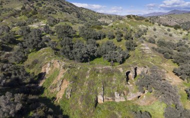 Türkiye 'nin Aydın kentindeki Mastaura Antik Kenti' nin insansız hava aracı görüntüsü, antik kalıntıların, iyi korunmuş Roma amfitiyatrosunun ve yukarıdan çevreleyen manzaranın görüntülerini sergiliyor..