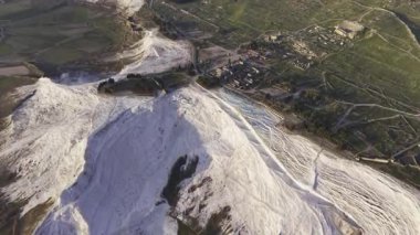 Denizli Türkiye 'deki Pamukkale Travertines ve Havuzlarının Hava Aracı Videosu, Sahne Beyaz Terasları