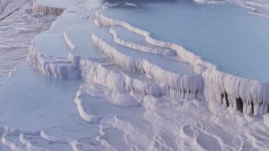 Denizli Türkiye 'deki Pamukkale Travertines ve Havuzlarının Hava Aracı Videosu, Sahne Beyaz Terasları