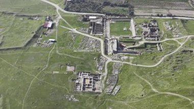 Denizli Türkiye 'deki Tripolis Antik Şehir Harabelerinin Hava Aracı Videosu, Roma Mimarisi