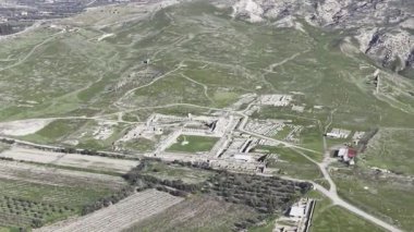 Denizli Türkiye 'deki Tripolis Antik Şehir Harabelerinin Hava Aracı Videosu, Roma Mimarisi