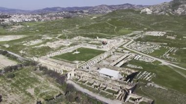 Denizli Türkiye 'deki Tripolis Antik Şehir Harabelerinin Hava Aracı Videosu, Roma Mimarisi