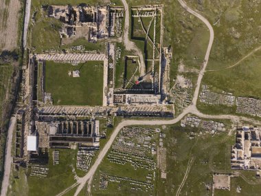 Türkiye 'nin Denizli kentindeki Buldan yakınlarındaki Tripolis Antik Kenti' nin hava aracı görüntüsü, yukarıdan antik Roma kalıntıları, taş yapıları, sütunlar ve manzaralı yamaç manzaralarını gözler önüne seriyor.