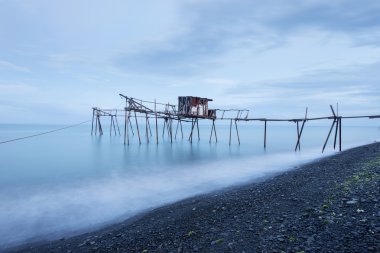 İskele ve pürüzsüz okyanus güneş doğarken, eski ahşap iskele Balık tutma