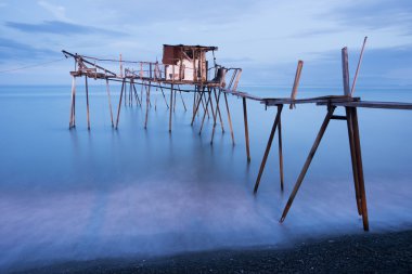 İskele ve pürüzsüz okyanus güneş doğarken, eski ahşap iskele Balık tutma