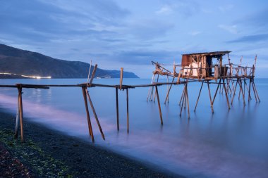 İskele ve pürüzsüz okyanus güneş doğarken, eski ahşap iskele Balık tutma