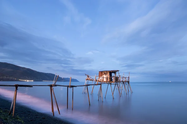 Fischersteg und glatter Ozean bei Sonnenaufgang, alter Holzsteg — Stockfoto