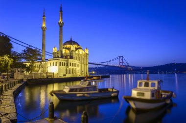 Renkli Ortaköy Camii ve Boğaziçi Köprüsü yansıma denizde