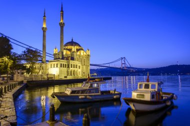 Renkli Ortaköy Camii ve Boğaziçi Köprüsü yansıma denizde