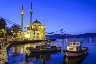 Renkli Ortaköy Camii ve Boğaziçi Köprüsü yansıma denizde