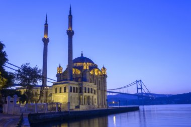 Renkli Ortaköy Camii ve Boğaziçi Köprüsü yansıma denizde
