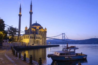 Renkli Ortaköy Camii ve Boğaziçi Köprüsü yansıma denizde