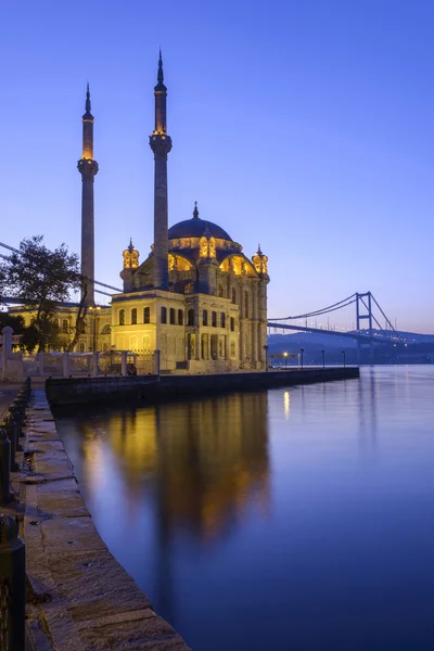 Разноцветная Ортаковая мечеть и Босфорский мост отражение на море — стоковое фото