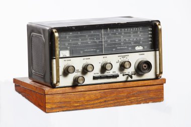 Eski radyo, beyaz arka plan üzerinde izole 1950 eski bir retro tarzı radyo.