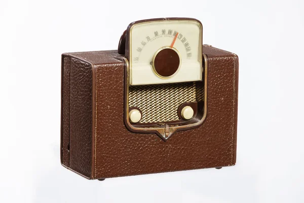 Altes Radio, ein altes Retro-Radio aus den 1950er Jahren isoliert auf weißem Hintergrund. — Stockfoto