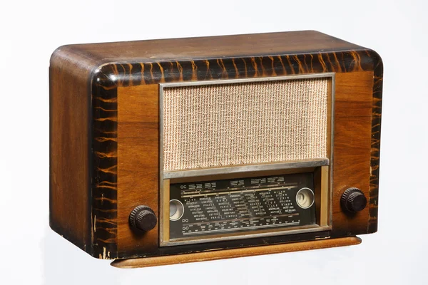 Old Radio, Um velho rádio retro-estilo da década de 1950 isolado em fundo branco . — Fotografia de Stock