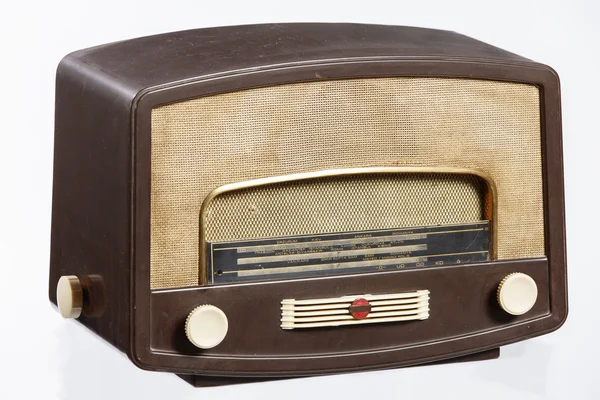 Vanha radio, vanha retro-tyylinen radio 1950-luvulta, eristetty valkoisella taustalla . — kuvapankkivalokuva