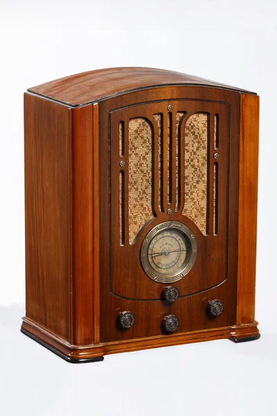 Eski radyo, beyaz arka plan üzerinde izole 1950 eski bir retro tarzı radyo.