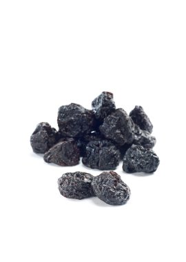 Beyaz arka plan üzerinde kurutulmuş erik izole