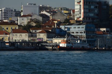 Barco atracado no cais de barque de barque de Cacilhas, Almada, prepara-se para fazer a travessia do Rio Tejo.