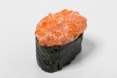 Gunkan suşi somon ile