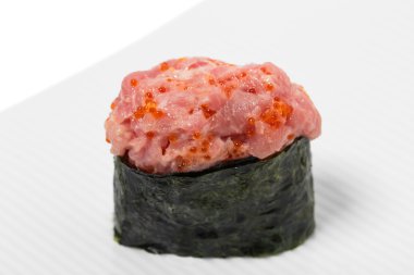 Gunkan suşi orkinos ile