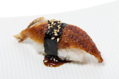 Geleneksel unagi nigiri suşi