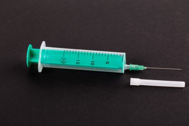 Yeşil plastik şırınga