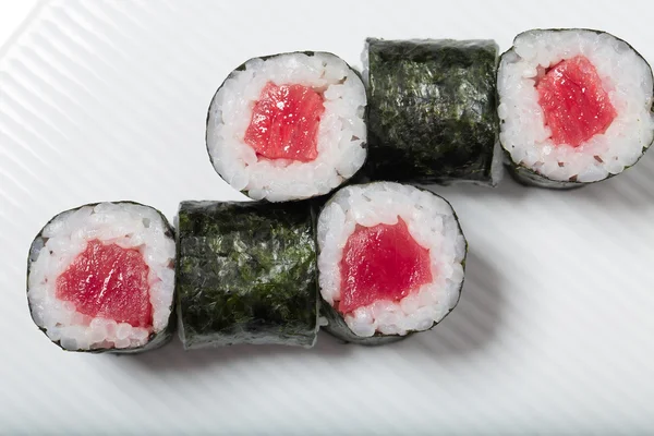 Rolos tradicionais de sushi de atum japonês — Fotografia de Stock