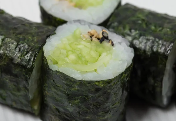 Geleneksel Japon vejetaryen suşi rulo — Stok fotoğraf