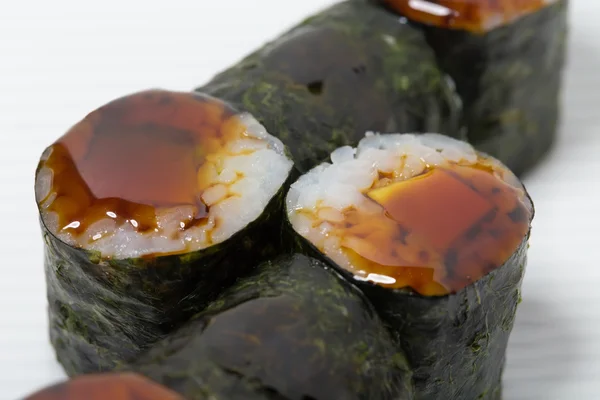 Rolki tradycyjnego japońskiego sushi awokado — Zdjęcie stockowe