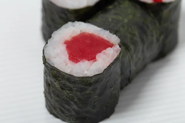 Rolos tradicionais de sushi de atum japonês — Fotografia de Stock