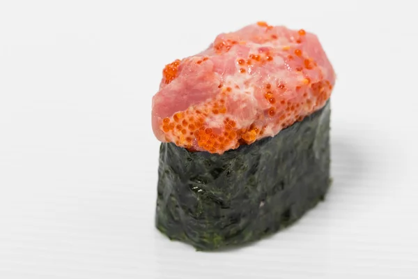 Sushi Gunkan con atún — Foto de Stock