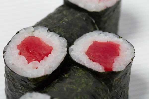 Tradiční japonské tuňáků sushi rolky — Stock fotografie