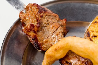 Izgara domuz eti şiş kebap.