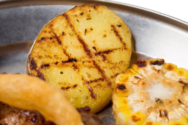 Kızarmış patates ve Mısır.