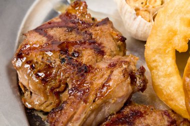 Izgara domuz eti şiş kebap.