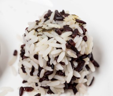 Siyah ve beyaz pirinç.