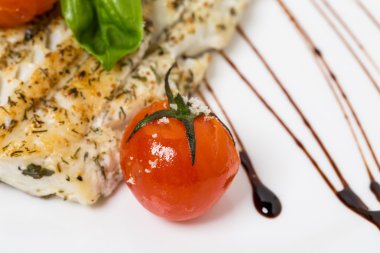 Fırında Balık filetosu domates ile.