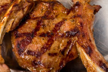 Izgara domuz eti biftek closeup. 