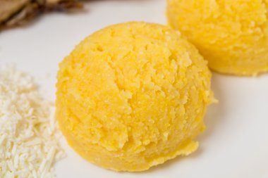 Geleneksel Moldova mamaliga